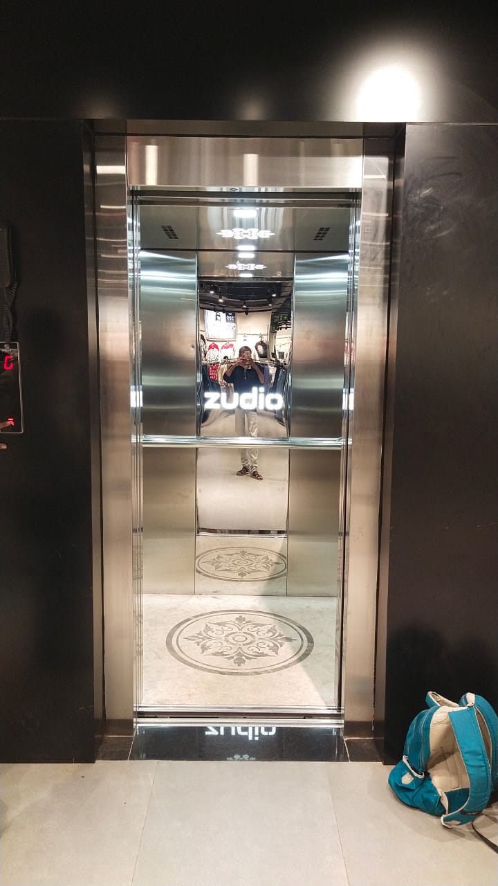 Stainless steel elevator with mirror finish and decorative floor medallion